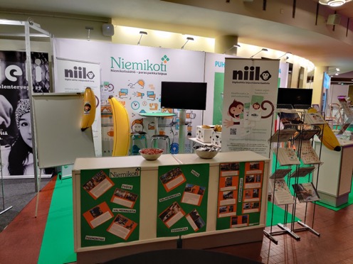 Kuva messuosastosta, jossa Niemikotisäätiö mukana Niilo-posterin kera