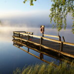 Kesäharjun laituri ja järvi tunnelmallisessa valossa ja sumussa