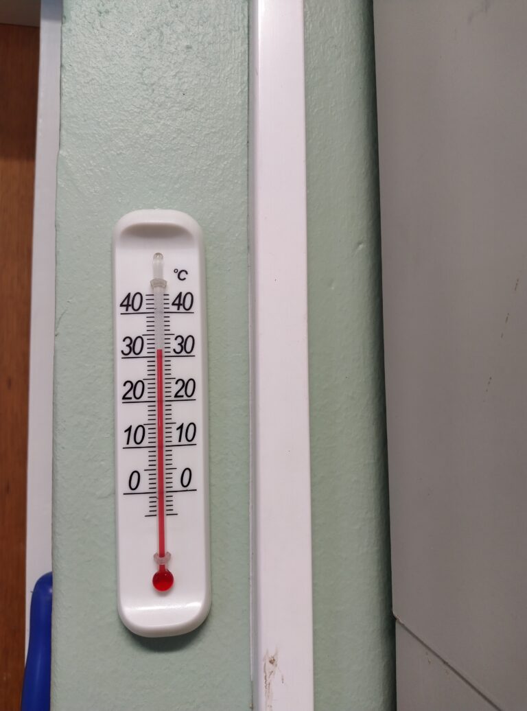 Kuva lämpömittarista, jossa 32 plus-astetta