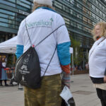 Kuva henkilös, jolla Niemikotisäätiön t-paita päällä.