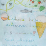 Mainospiirros, jossa kesäisiä elementtejä (kala, ongenkoho, jäätelö) ja teksti Lähetä kesäaiheinen kuva 14.8. mennessä