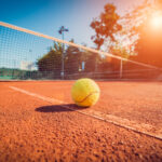Lähikuva tennispallosta tenniskentällä