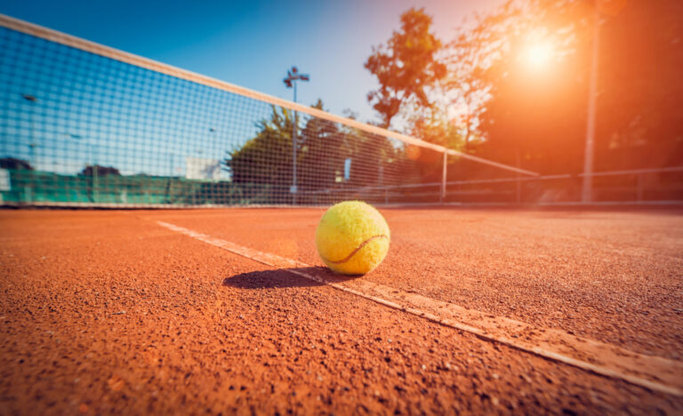 Lähikuva tennispallosta tenniskentällä