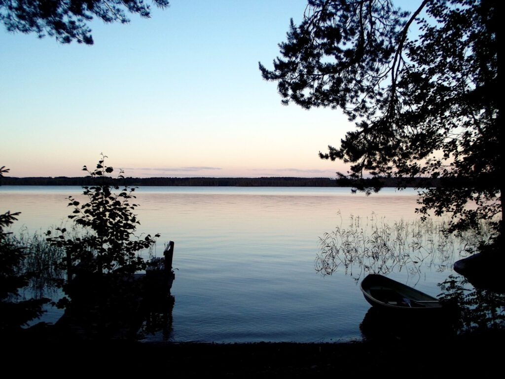 Kuva on otettu juhannusyönä Meilahden sillalta. © Santtu Kosonen
