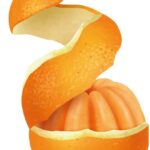 Kuorittu appelsiini, jonka kuoret ovat osittain avautuneet.