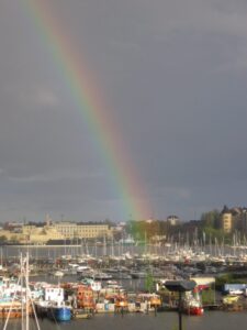 Sateenkaari venesataman yläpuolella.