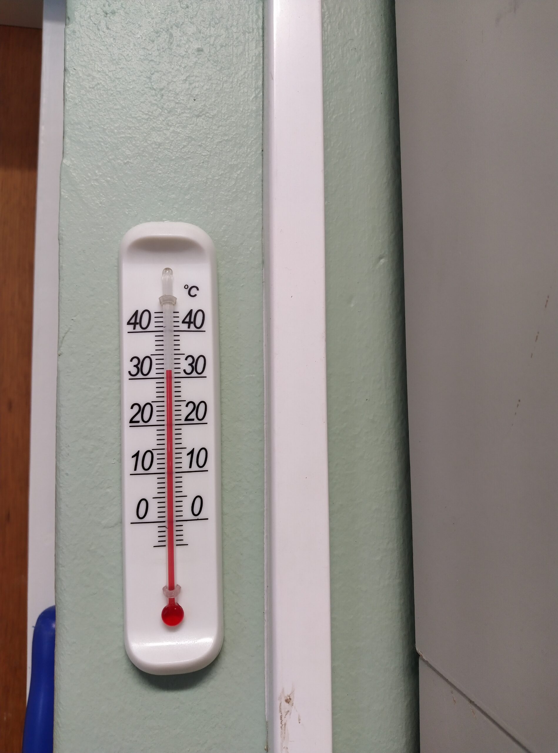 Kuva lämpömittarista, jossa 32 plus-astetta