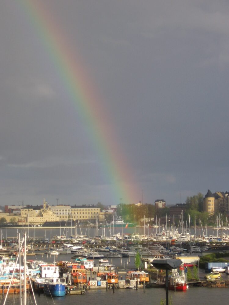 Sateenkaari venesataman yläpuolella.